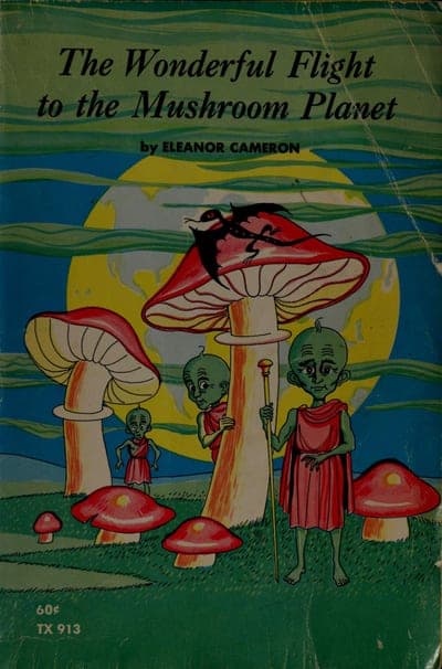 A green field with wavy blue-and-green banding, the title 'The Wonderful Flight to the Mushroom Planet' in black serif at the top with 'by ELEANOR CAMERON' beneath it, a painted illustration of a flock of giant red-and-white spotted mushrooms under a large yellow moon with three green mushroom-people standing among them and a small dark bird-like craft overhead, and '60¢' with the catalog code 'TX 913' printed in the lower left corner.